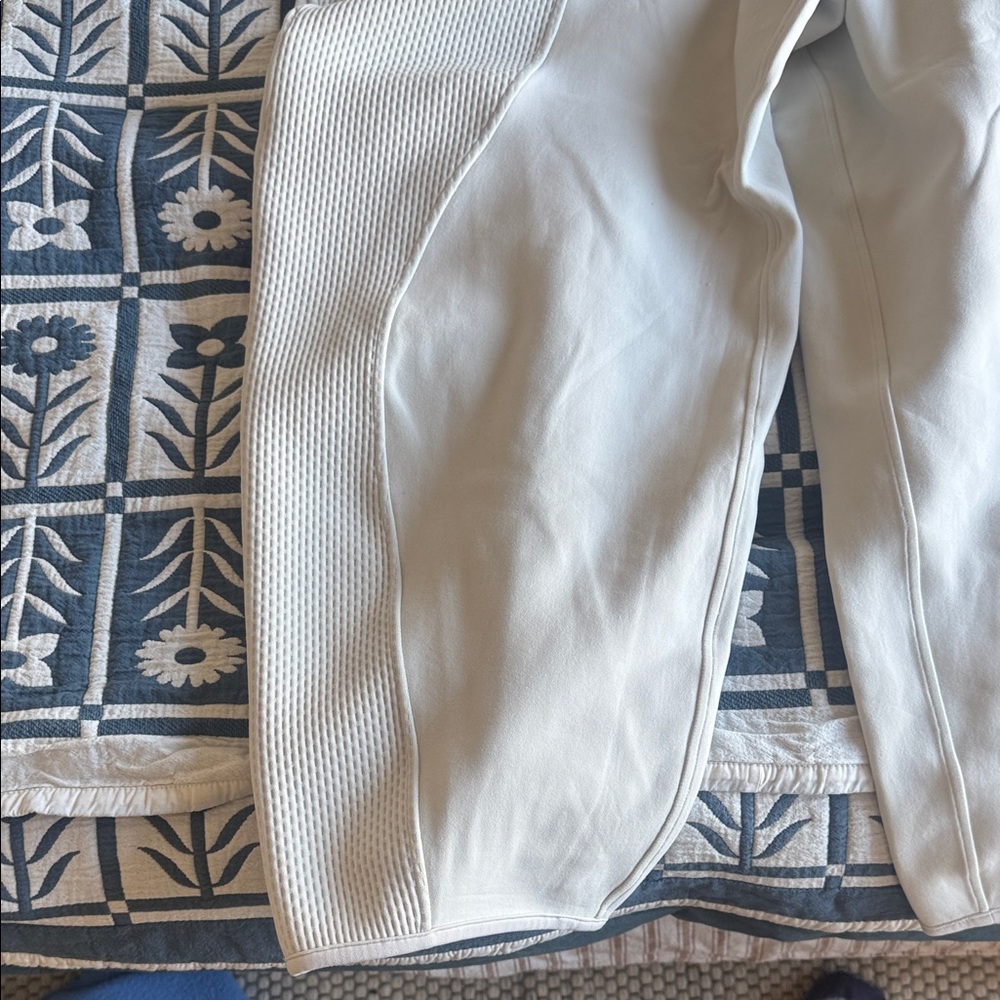 Lululemon Mixed Fabric Relaxed-Fit Tapered High-Rise Pant - medium - Picture 4 of 6